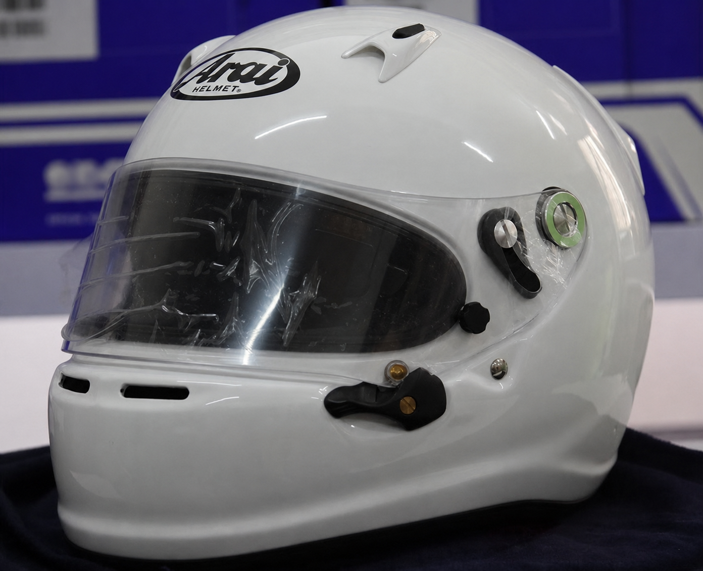 Capacete ARAI SK-6 PED com asas em fibra de carbono e iluminação verde neon