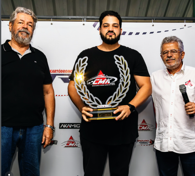 Vitor Veras recebendo troféu de 3º lugar do Campeonato Mineiro de Super Kart Indoor 2025