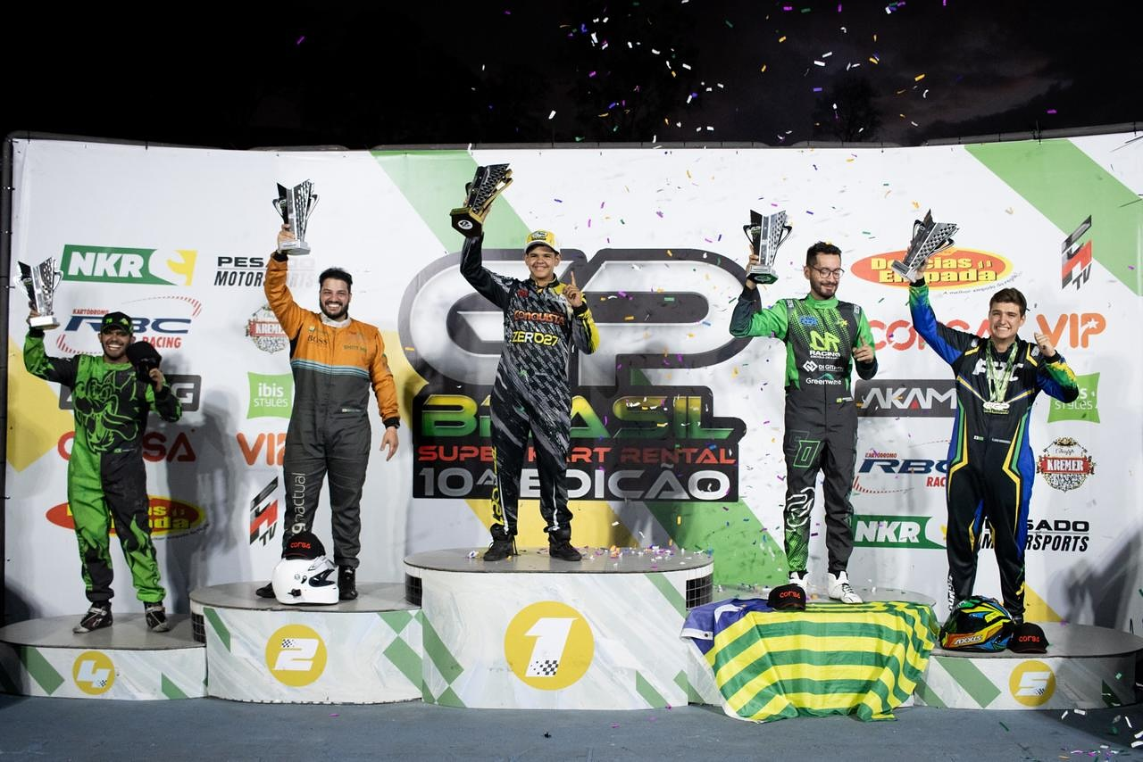 Vitor Veras no pódio da final do GP Brasil 2025 de Super Kart Rental